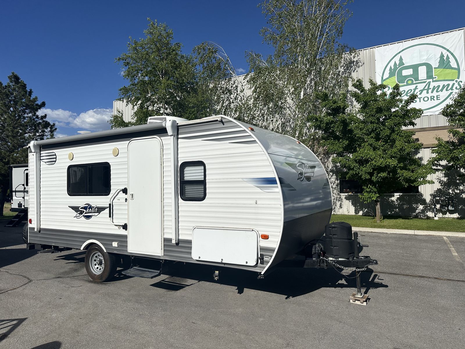 2021 Forest River Shasta 18FQ Couples Coach Travel Trailer