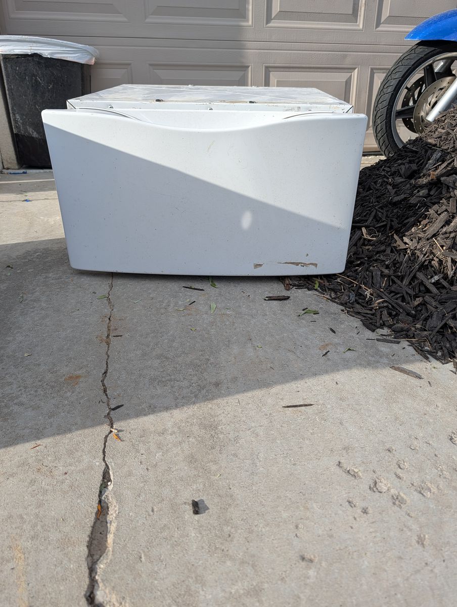 Washing machine pedastal