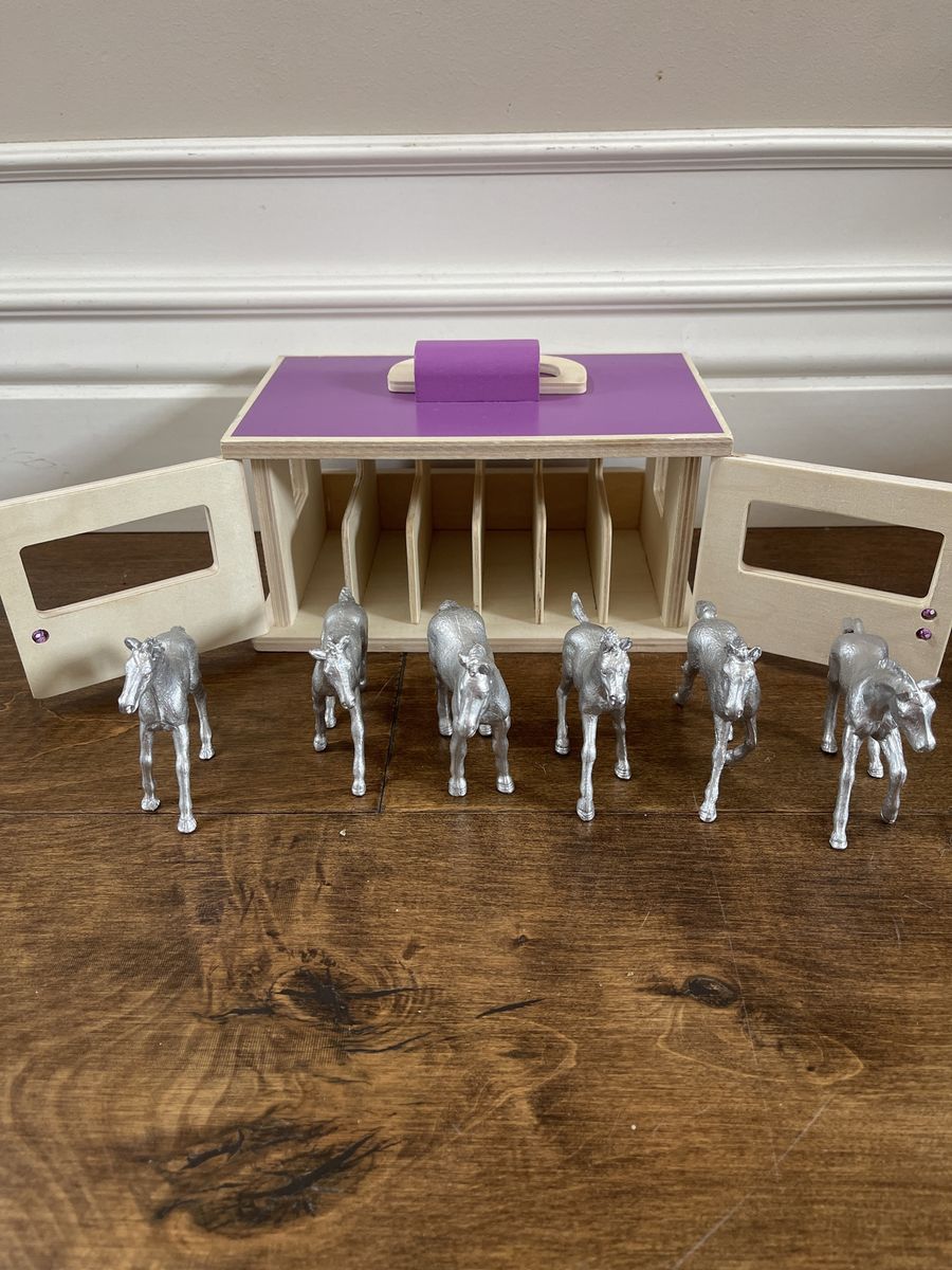 Cute 6-Horse & Wooden Stable Set