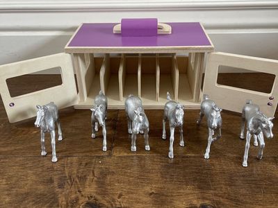 Cute 6-Horse & Wooden Stable Set