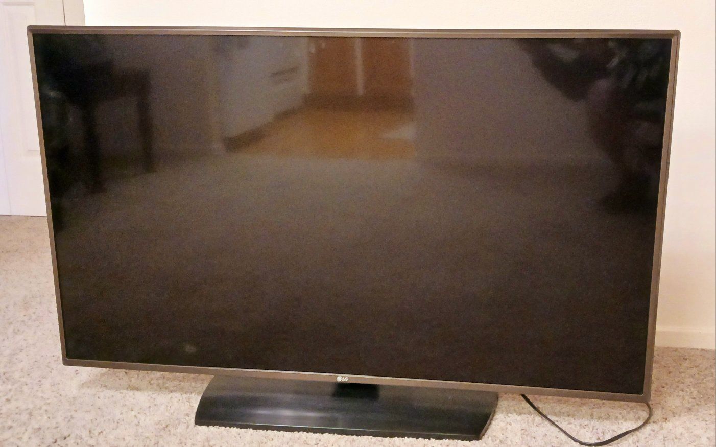 LG 49LV570H 49-Inch LED TV with Stand