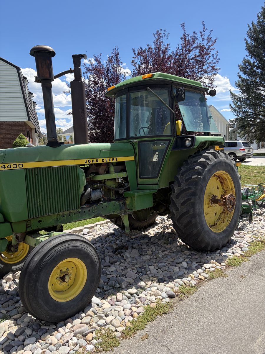 John Deere 4430