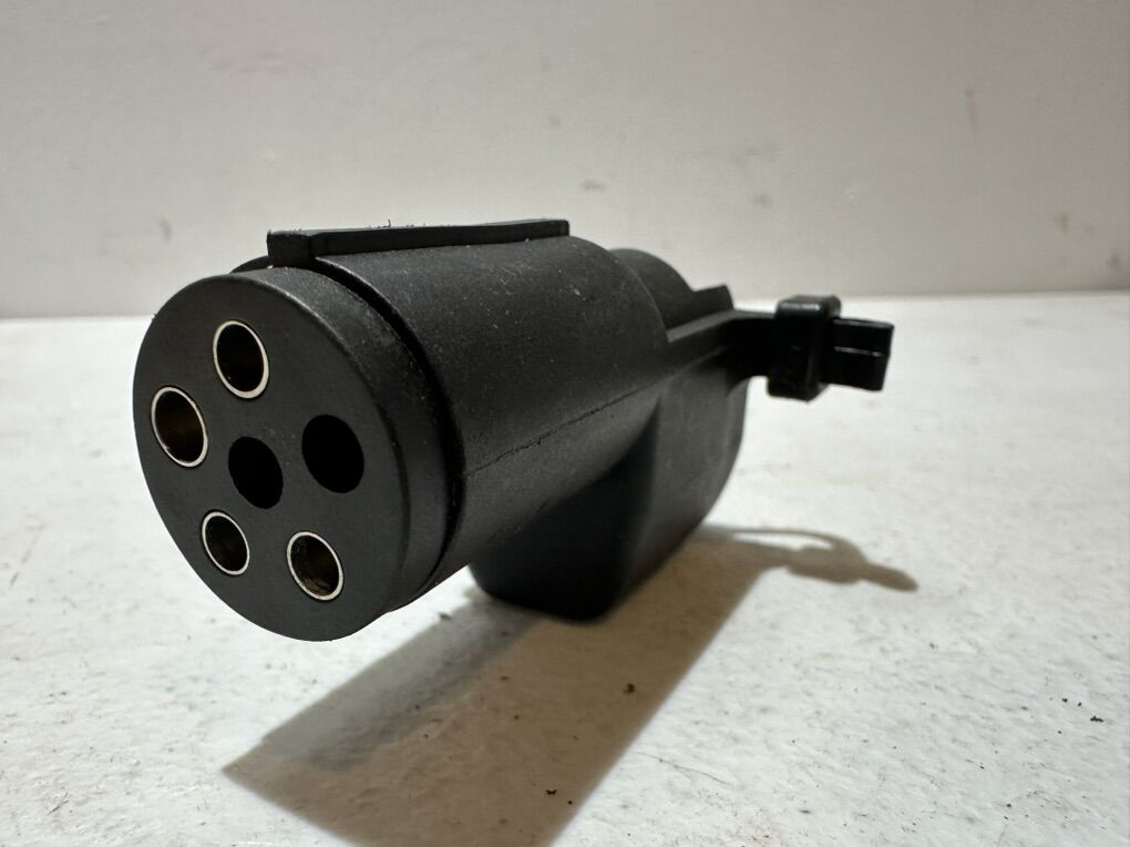 6-Way Round Vehicle Side to 4-Way Flat Adapter