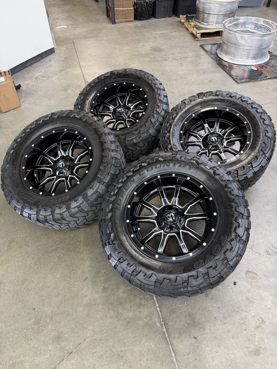 20x10 Fuel Wheels/ 37x13.50r20 Toyo Tires