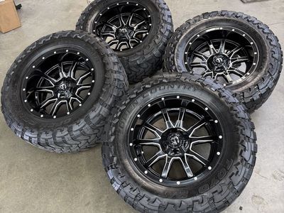 20x10 Fuel Wheels/ 37x13.50r20 Toyo Tires