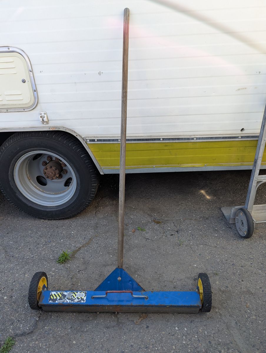 AJC 30 INCHES MAGNETIC SWEEPER.