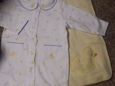 CARTER'S DUCKIE PAJAMAS 6-9 MOS. + BLANKET