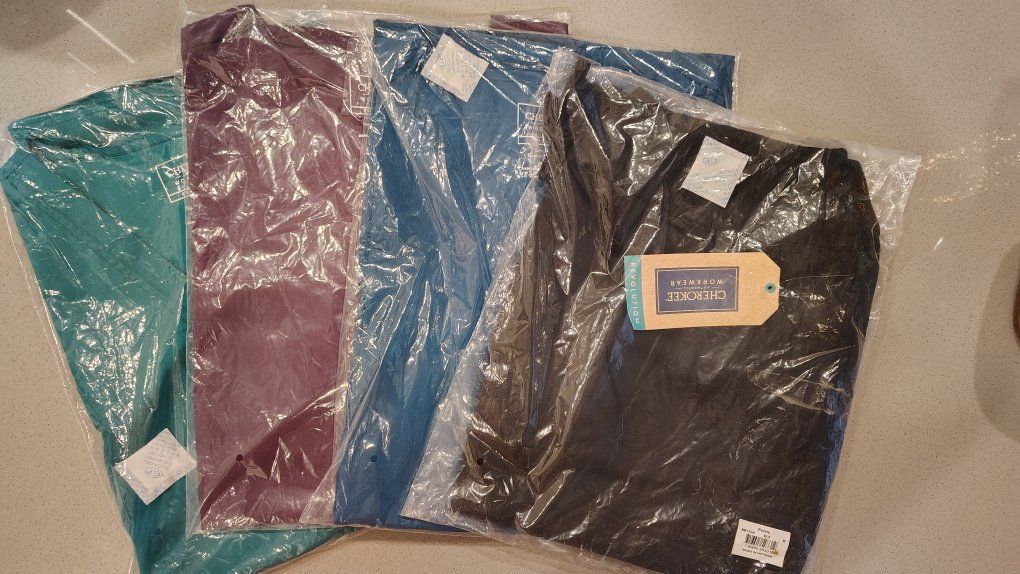 WOMEN'S M SCRUB TOPS