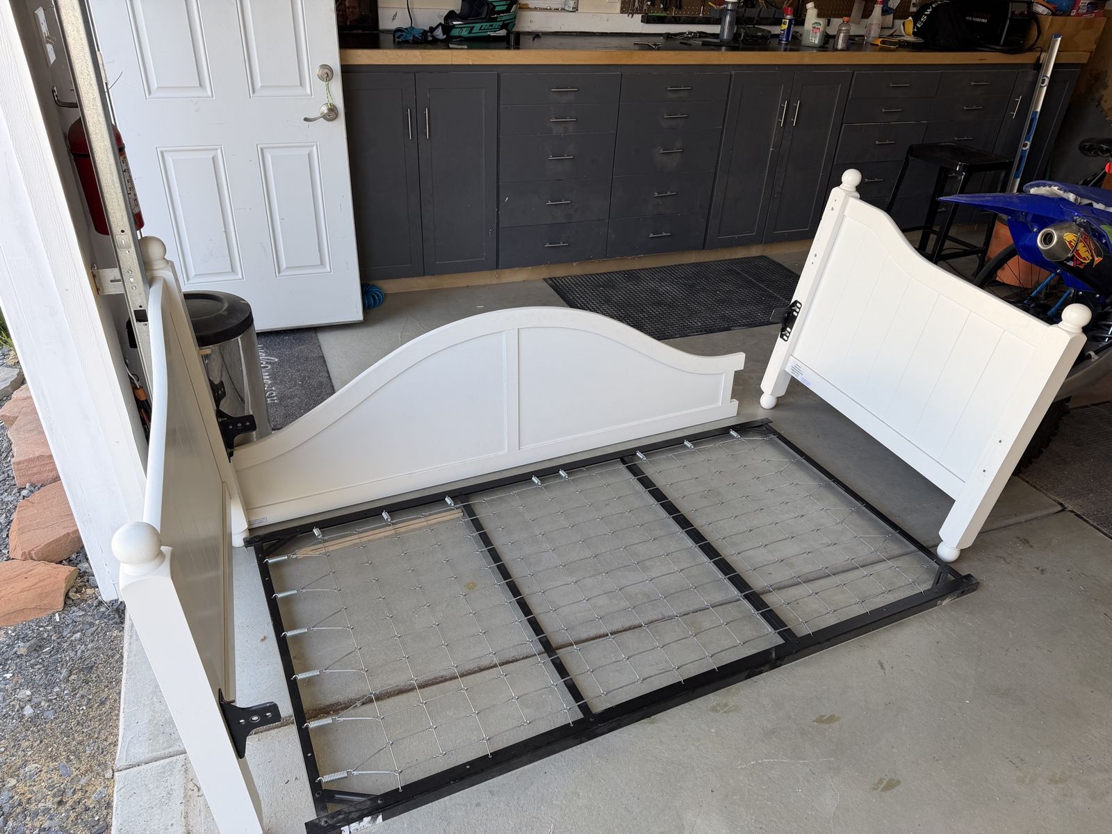 White Wood Twin Day Bed with Metal Frame - Excellent Condition