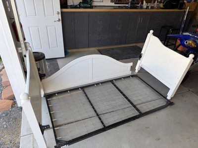 White Wood Twin Day Bed with Metal Frame - Excellent Condition