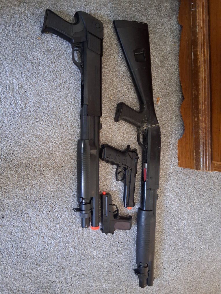2 Shotguns and 2 Pistols