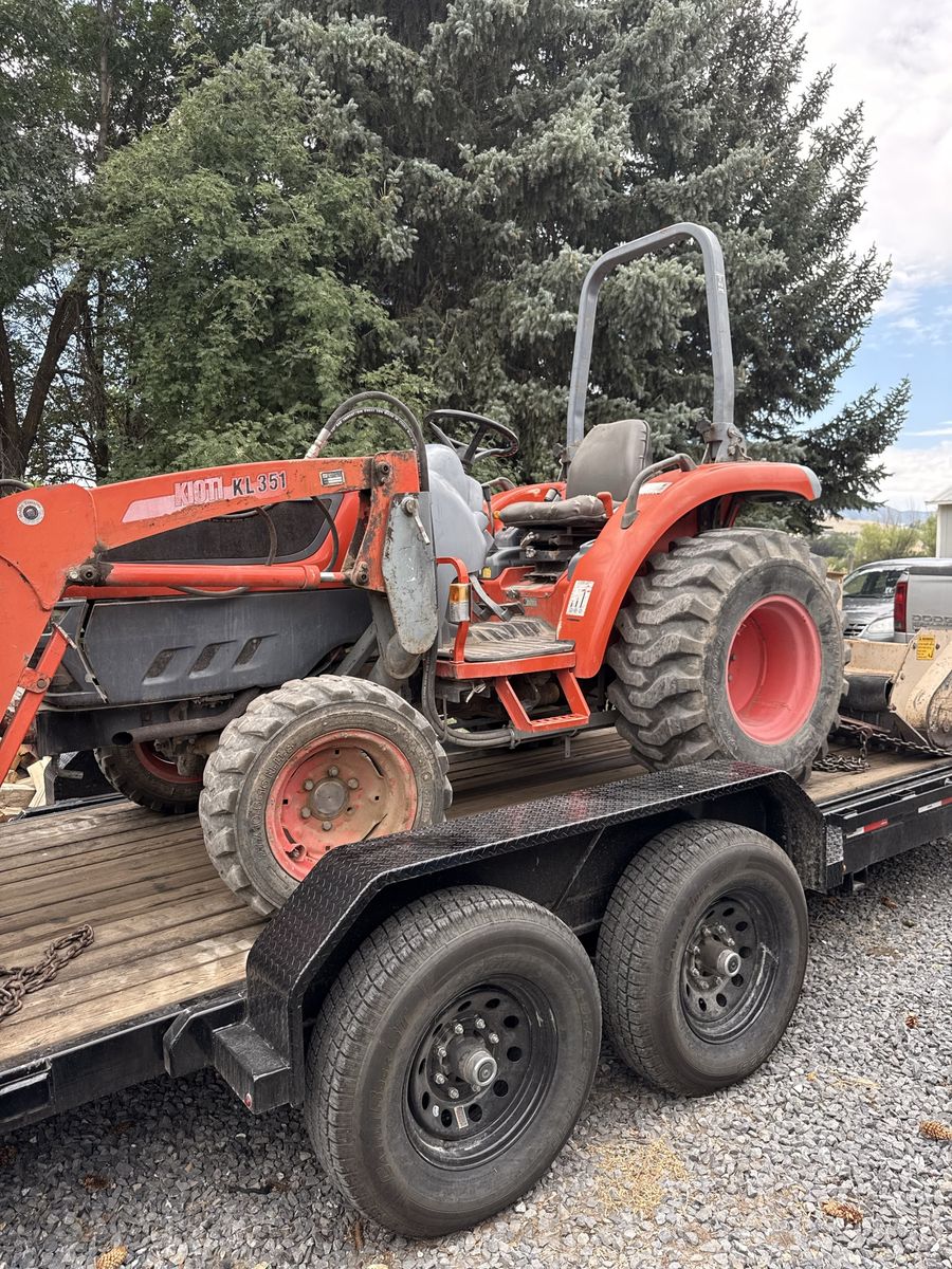2008 Kioti DK35HSE Tractor with Front-End Loader - Orange Compact Utility Tractor