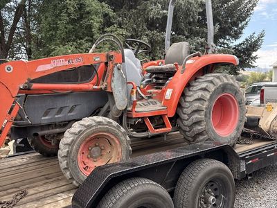2008 Kioti DK35HSE Tractor with Front-End Loader - Orange Compact Utility Tractor