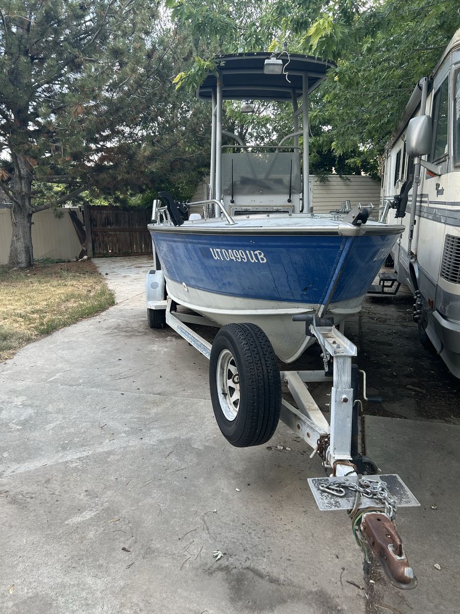Lund Aluminum Center Console Fishing Boat with Yamaha Outboard Engine and Trailer