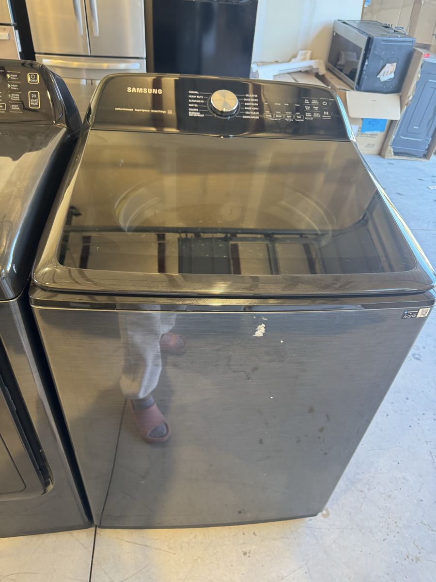 New Scratch and dent Samsung 5.2 cu. ft. High-Efficiency Large Capacity Smart Top Load Washer in Brushed Black with Impeller