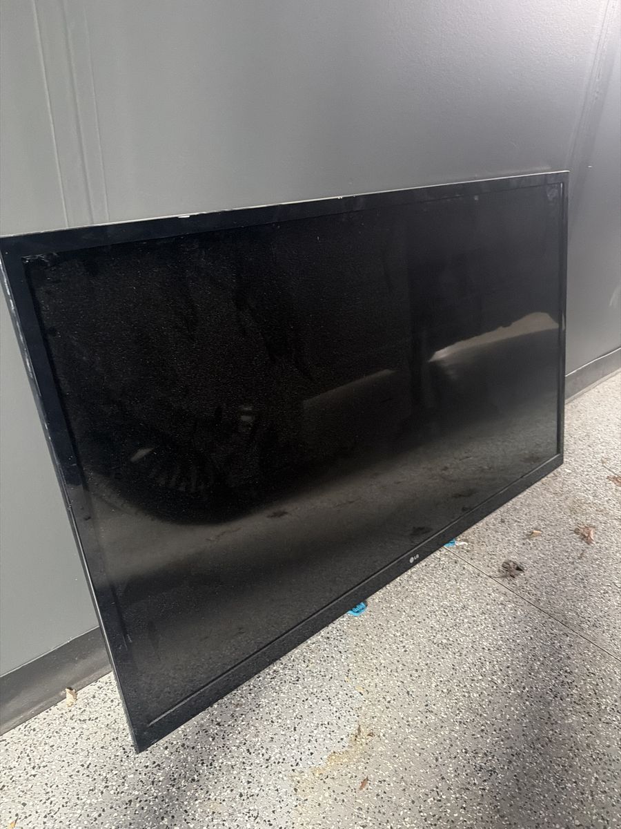 55” LG tv no stand but comes with wall mount  works perfectly