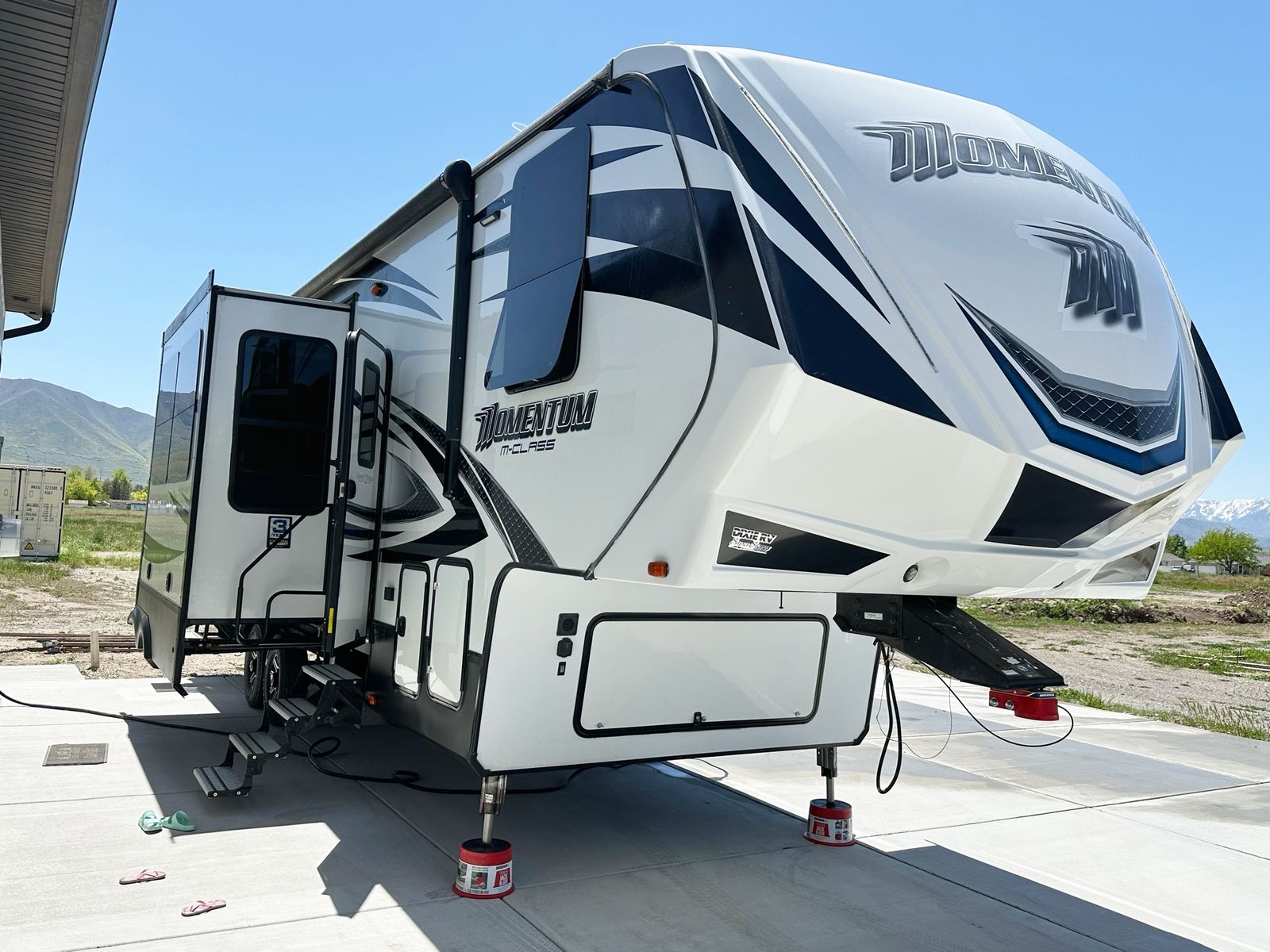 2016 Momentum 327 M Toy hauler
