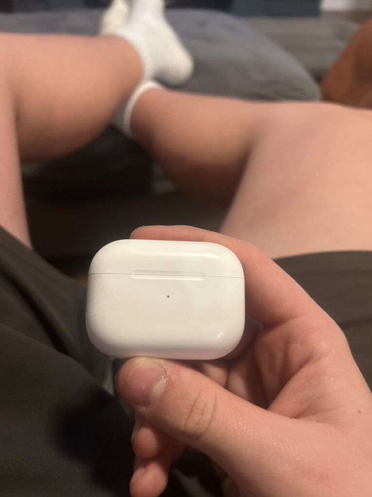 Air Pods (missing one)