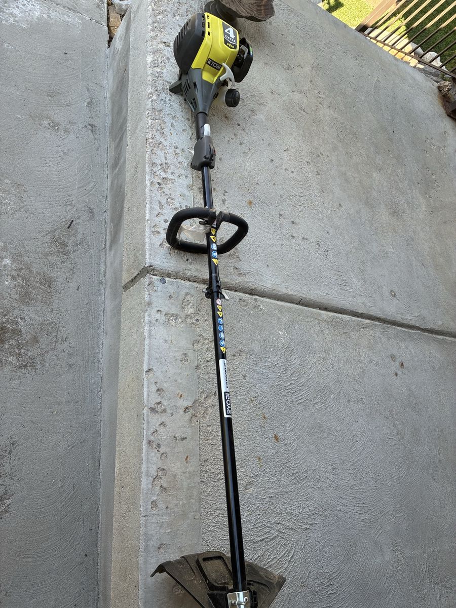 Ryobi 4-Cycle Gas String Trimmer Expand-It