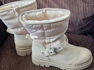 Dream Pairs cream colored fur lined boots
