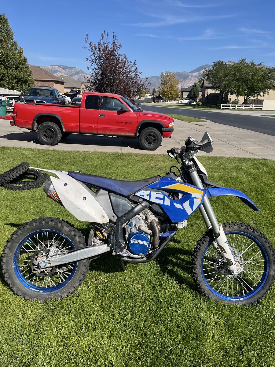 Husaberg TE 450 Dirt Bike - Blue/White, Excellent Condition, Off-Road Ready