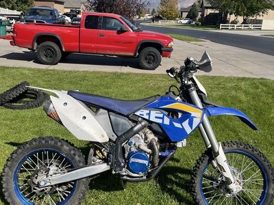 Husaberg TE 450 Dirt Bike - Blue/White, Excellent Condition, Off-Road Ready