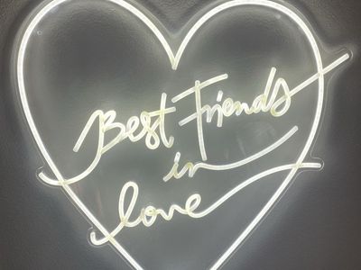 Heart Shaped Neon Sign "Best Friends in Love" LED Wall Decor White Light