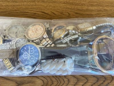 Lot of 17 (Watches in a bag)! Most do not work! May need batteries or parts! Look