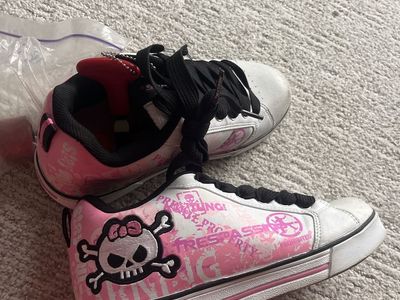 Heelys White Pink Skull Bow Girl's Skate Shoes with Wheels - US Size 7