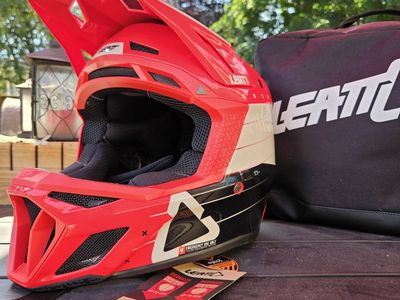 **BRAND NEW** LEATT MTB 8.0 Helmet & Carrying Case- Red/White/Black - M/L Size - Full Face Downhill Mountain Bike Helmet