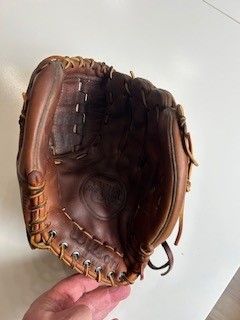 Wilson A2000 baseball mit