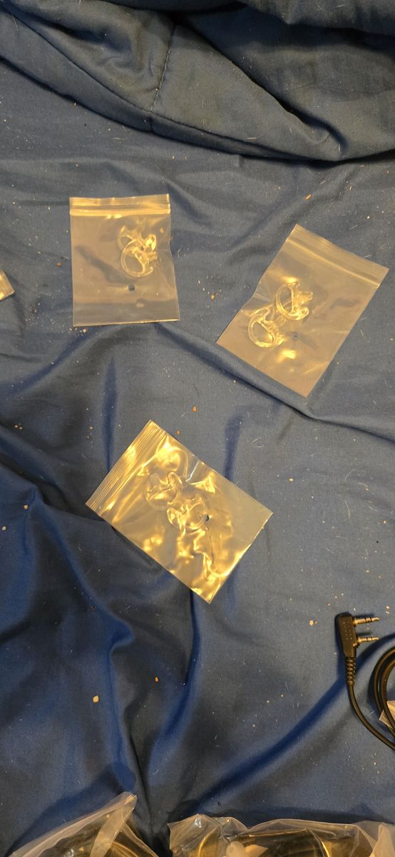 Set of ear adapters for mics