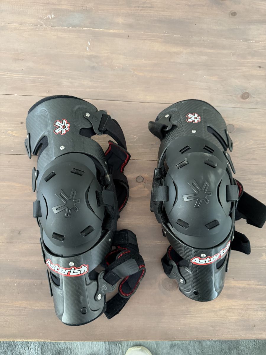 Asterisk carbon Cell 1 Knee Braces, Size Medium