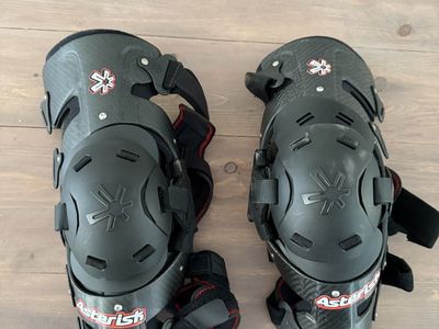 Asterisk carbon Cell 1 Knee Braces, Size Medium