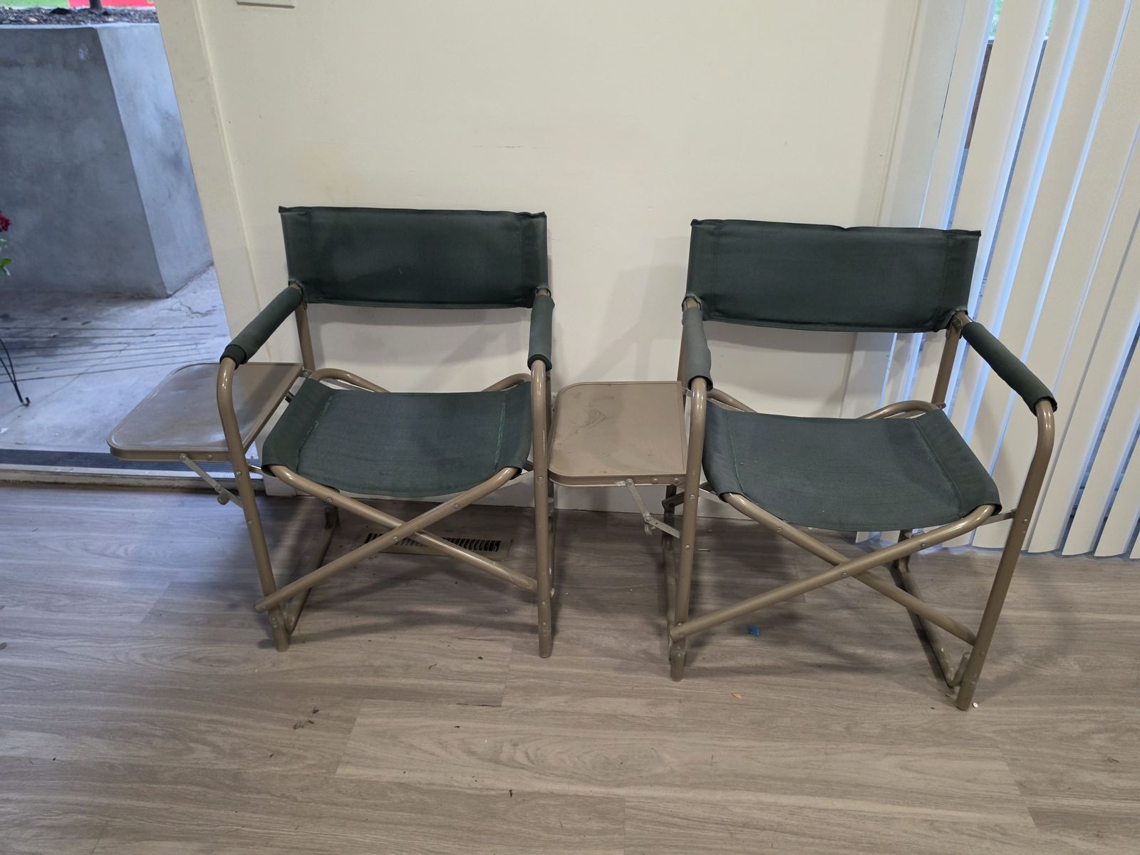 2 chairs with foldable side tables