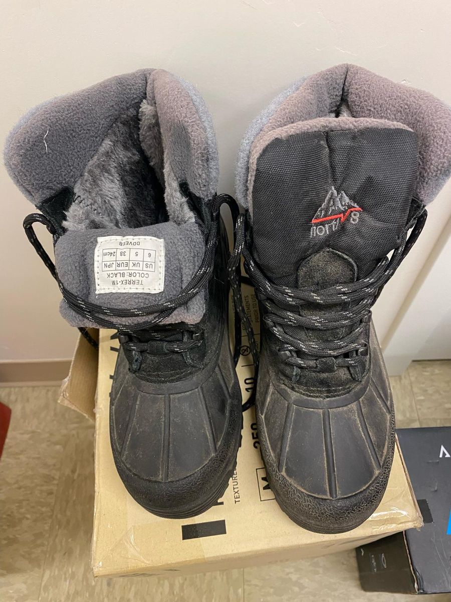 North 8 Snow Boots (Size 6)