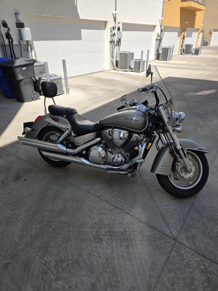 Honda VTX 1300 Custom Cruiser Motorcycle - Silver, Low Miles, Windshield, Passenger Backrest