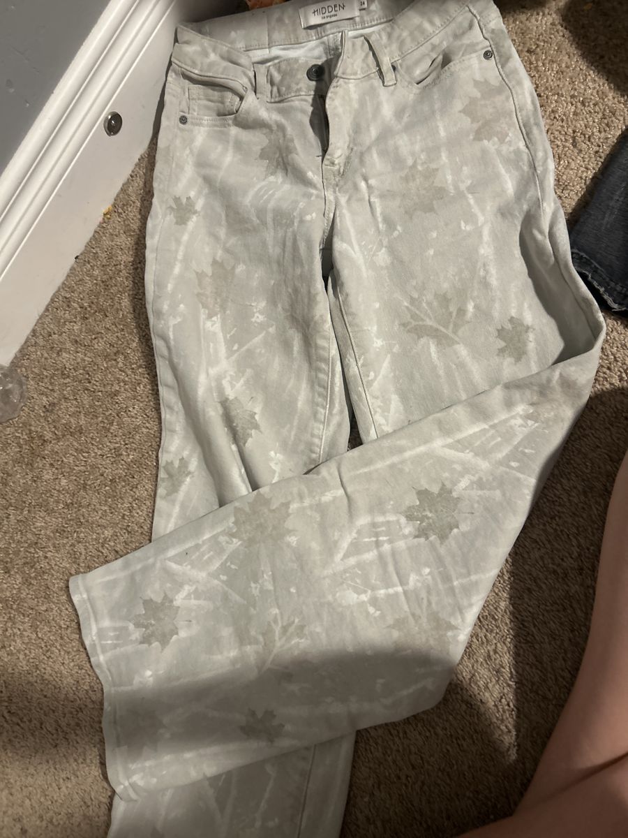 Hidden Jeans by Gypsies & Gentlemen Women's Grey Leaf Print Skinny Jeans Size 24