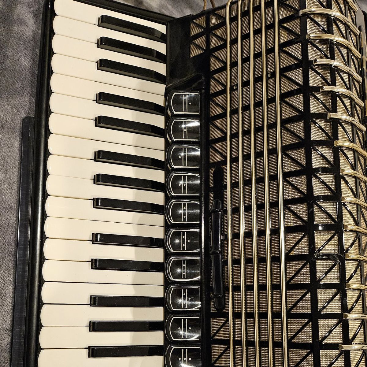 Accordion Hohner Atlantic IV
De Luxe *Exelent condition*
case included.