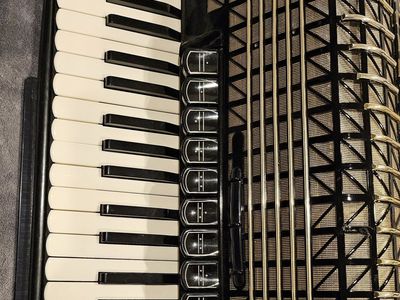 Accordion Hohner Atlantic IV
De Luxe *Exelent condition*
case included.