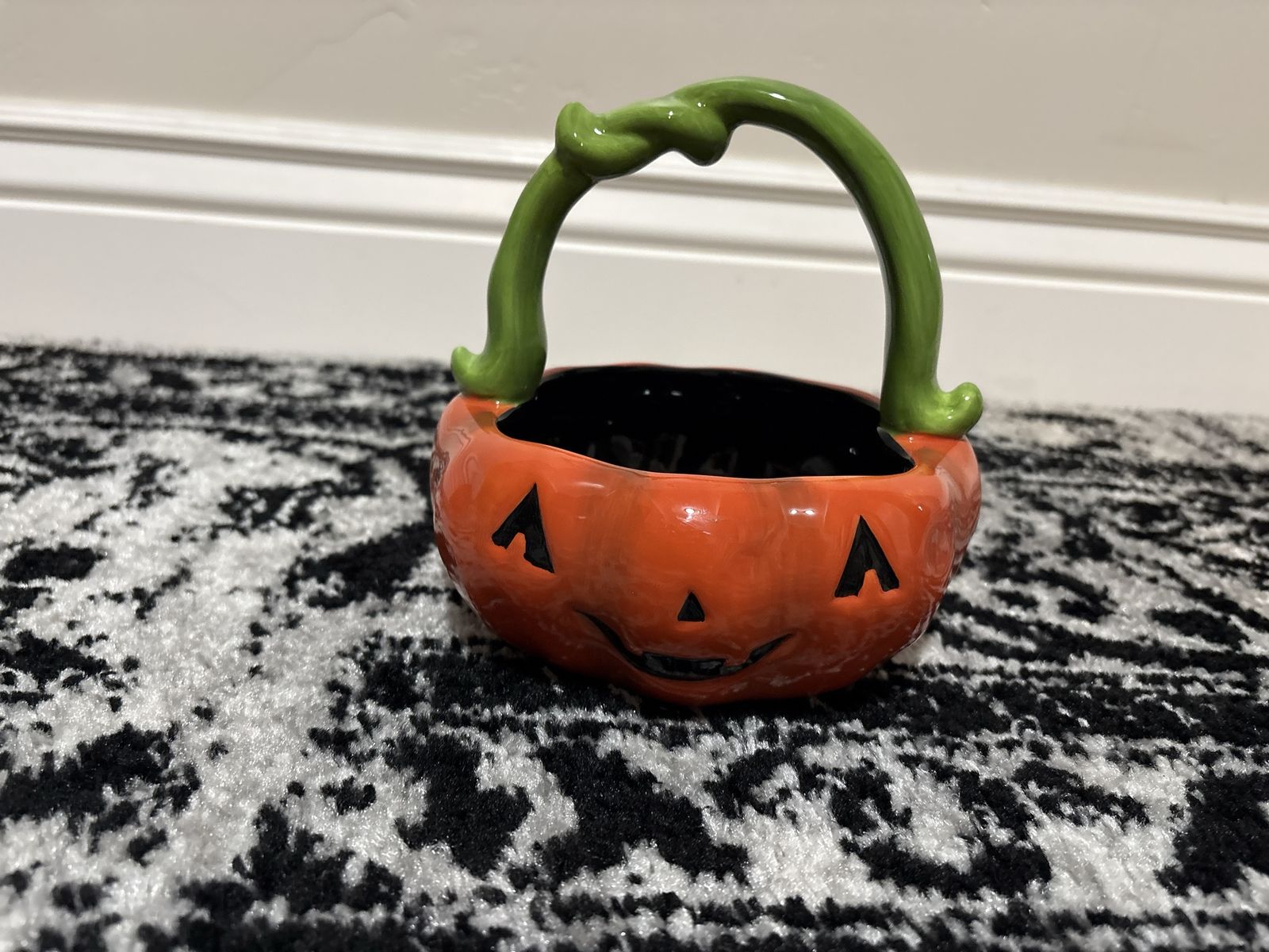 Ceramic Pumpkin Halloween Treat Basket with Green Stem Handle. New