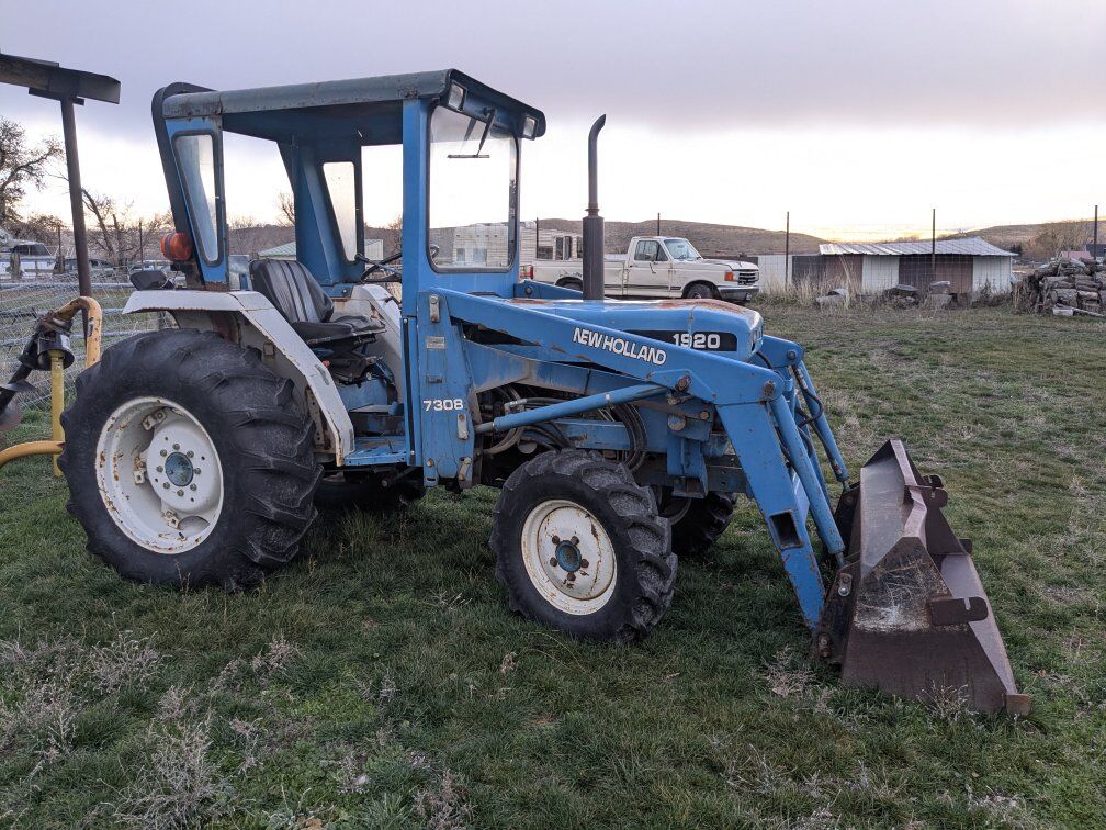 New Holland model 1920 tractor w/ cab and loader