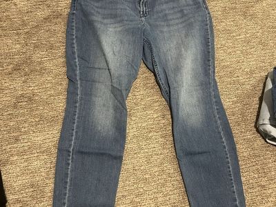 Old Navy Women's Size 18 High-Rise Wow Straight Jeans - Medium Wash Denim