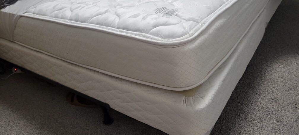 king bed set. (like new)