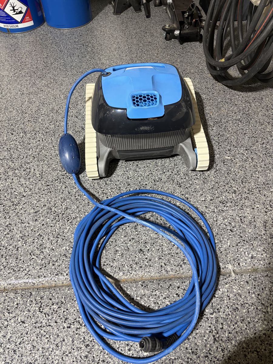 Automatic pool vac.