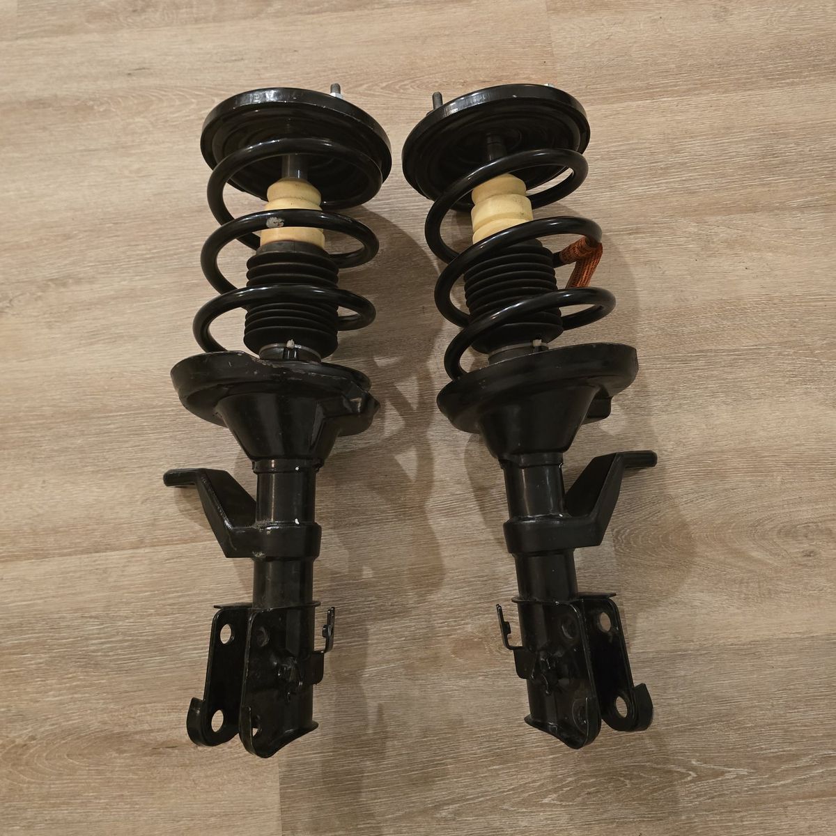 NEW Front Quick Struts Pair19932002 Toyota Corolla