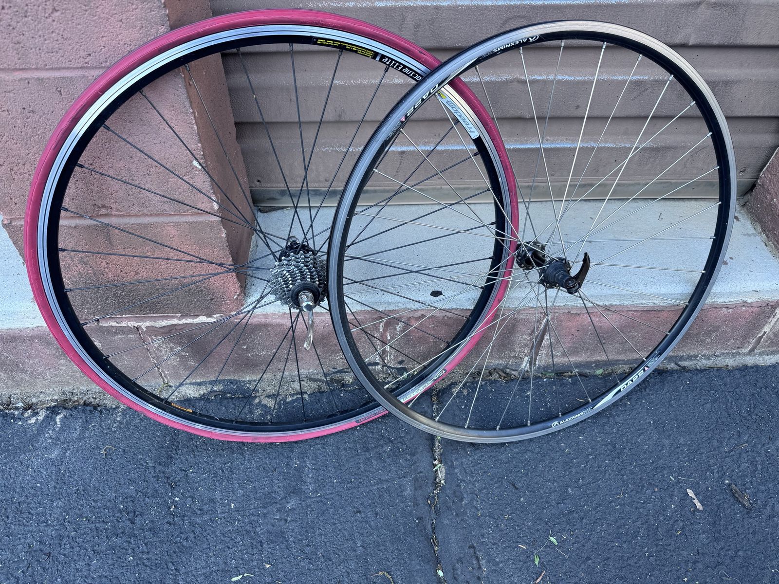 Rear: 700c Freedom wtb wheel w SRAM  9 sp 12-23 t cassette- tire dimension 700x23 vFront: Alexrims DA22 32 spoke wheel w Skye hb