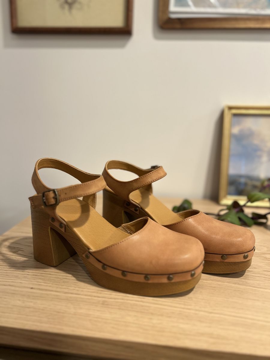 Frye and Co. Women's Tan Leather Clogs - US Size 8