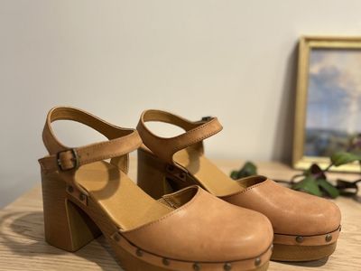 Frye and Co. Women's Tan Leather Clogs - US Size 8