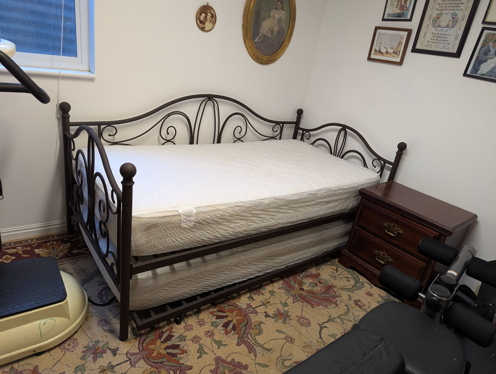 Beautiful Metal Trundle bed and Matching Twin